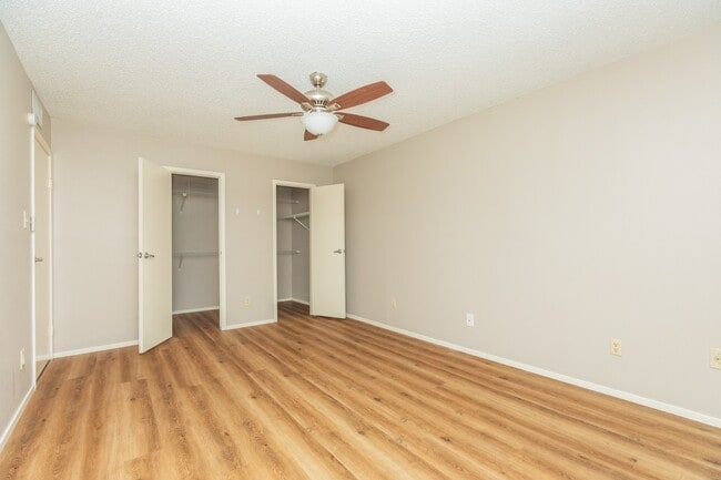 Building Photo - 7128 N Holiday Dr