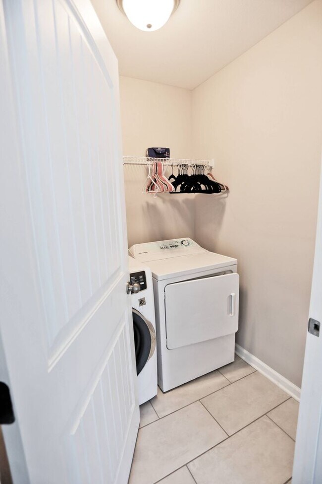 Building Photo - Beautiful Clarksville Rental