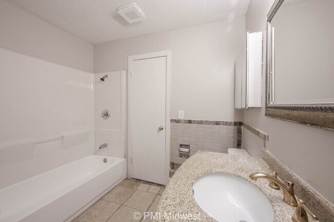 Building Photo - 3926 Malibu Dr