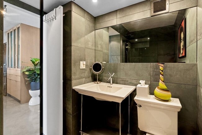 Building Photo - 5 Island Ave