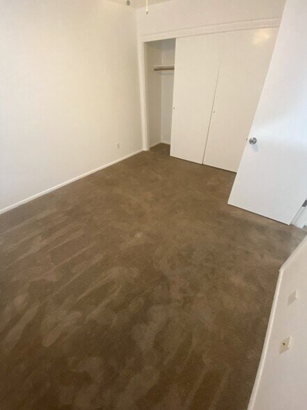 Building Photo - 1584 E Courtney Pl