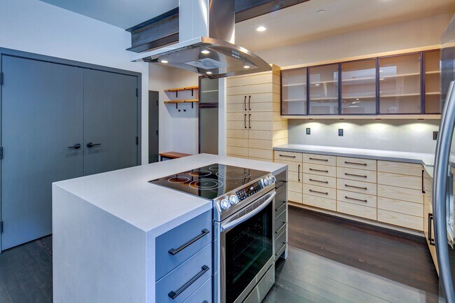Building Photo - Modern Downtown Redmond 2 Bed/1 Bath Apart...