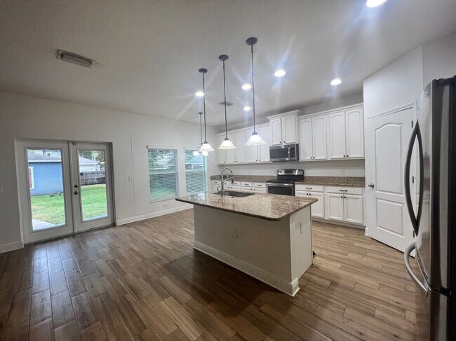 Building Photo - 4/3/2 HOME IN EDINA GARDEN OF EDEN