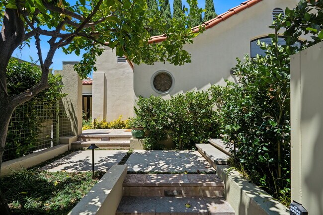Building Photo - 9001 Rosewood Ave