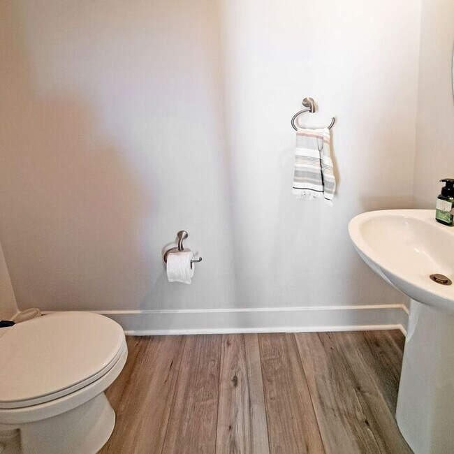 Building Photo - Gorgeous 4-Level Townhome with Rooftop Ter...