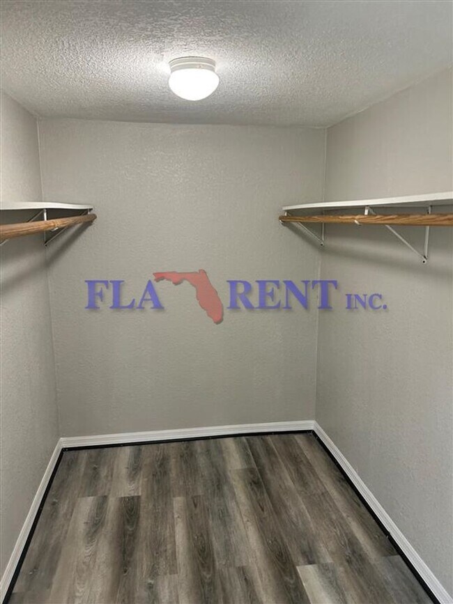 Building Photo - **3/2 lovely home with separate 1/1 In law suite**