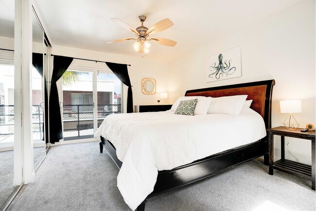 Building Photo - 832 13th St