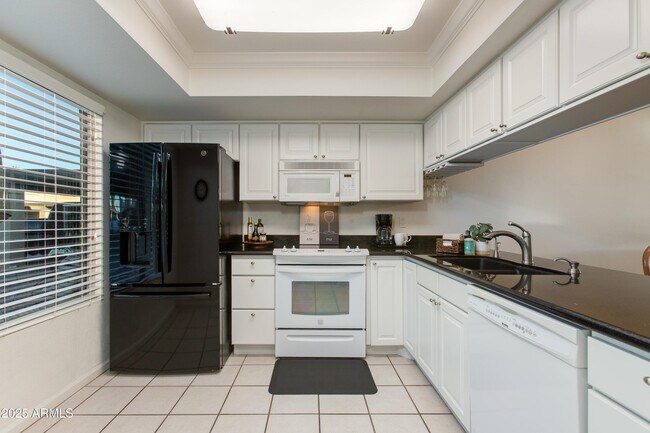 Building Photo - 446 S 77th St