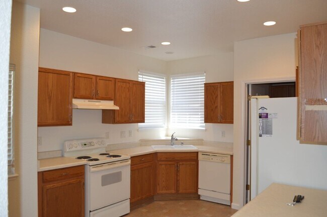 Building Photo - 2 Bedroom, 2 Bath Home