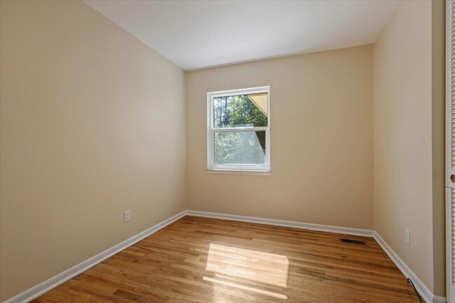 Building Photo - 1807 Ivan Dr