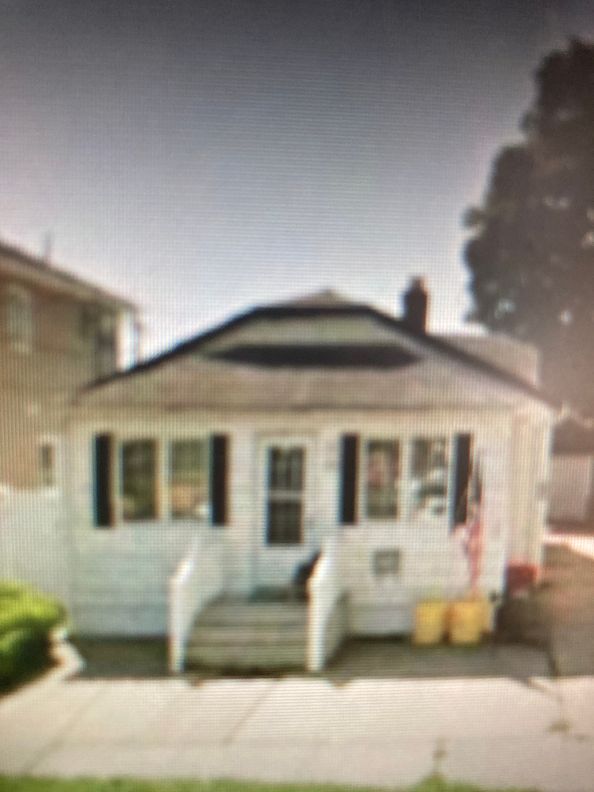 front of house/entry - 25 Notre Dame Ave