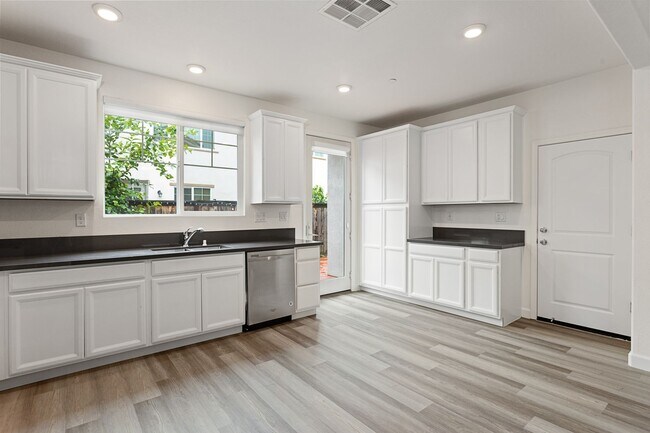 Building Photo - Gorgeous Home, One You Don't Want to Miss!