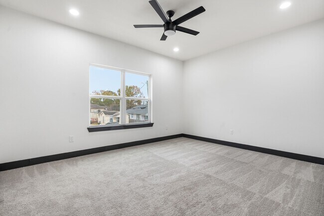 Building Photo - 911 Panama St