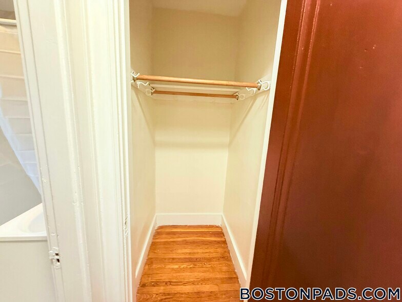 Building Photo - 53 Fellsway W