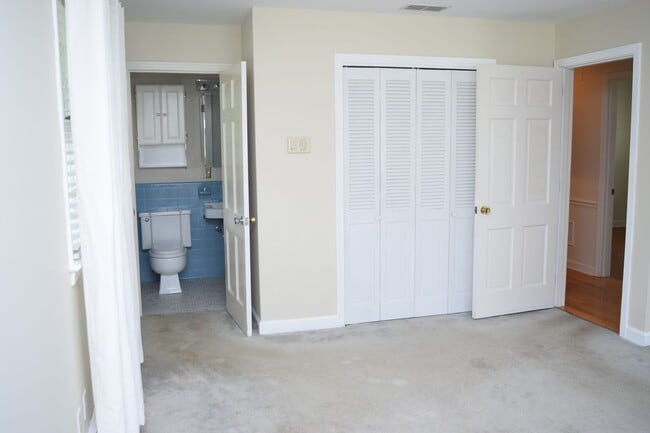 Building Photo - 4 Bed, 3 Bath Well-Located Brick Home in Lake Hickory Country Club For Rent!