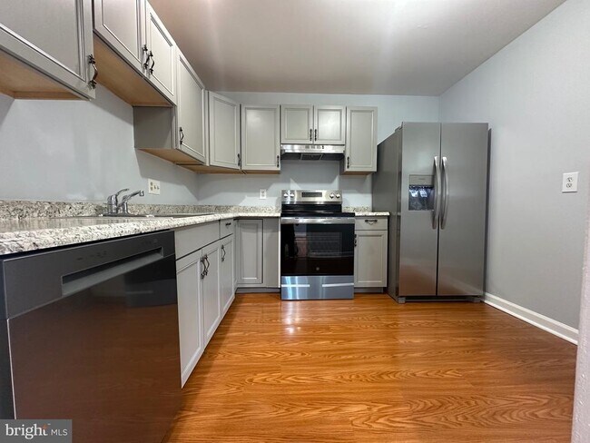 Building Photo - 14451 Village Dr