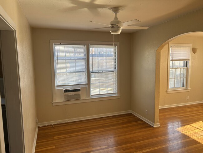 Window unit and ceiling fan in breakfast room - 208 Circular Rd