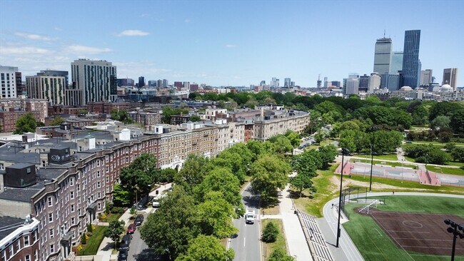 Building Photo - 131 Park Dr