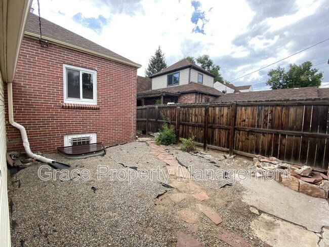 Building Photo - 1410 N Glencoe St