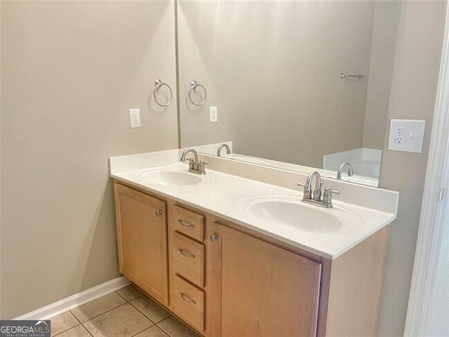 Building Photo - 3033 Kentmere Dr