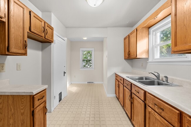 Building Photo - 1001 Woodsdale Ave