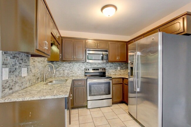 Building Photo - 3 bed 2 bath w sweet basement.  Go
