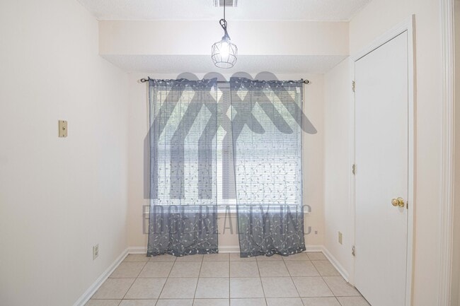 Building Photo - 148 Country Walk Cir