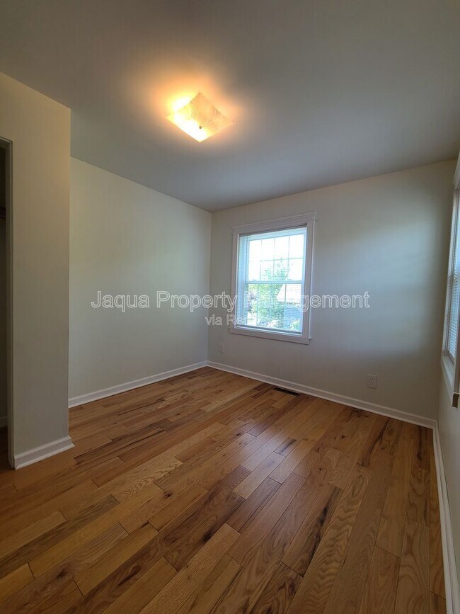 Building Photo - 547 Archer Ave