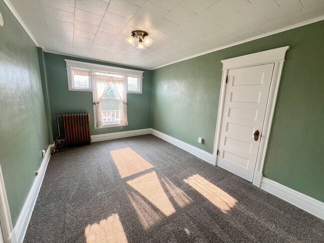 Building Photo - AVAILABLE JUNE - Upper 2 Bed 1 Bath Apt w/ Private Laundry