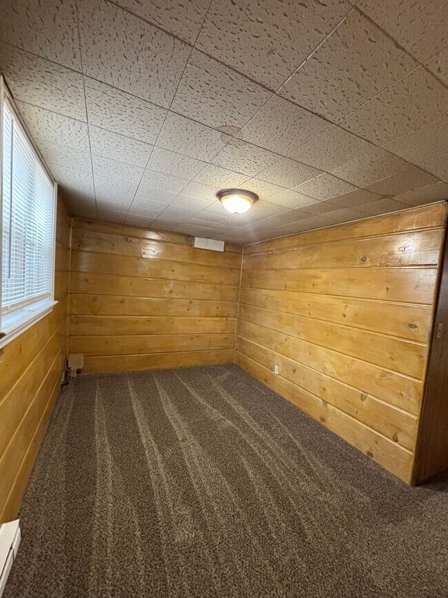 Building Photo - 926 E Halliday St