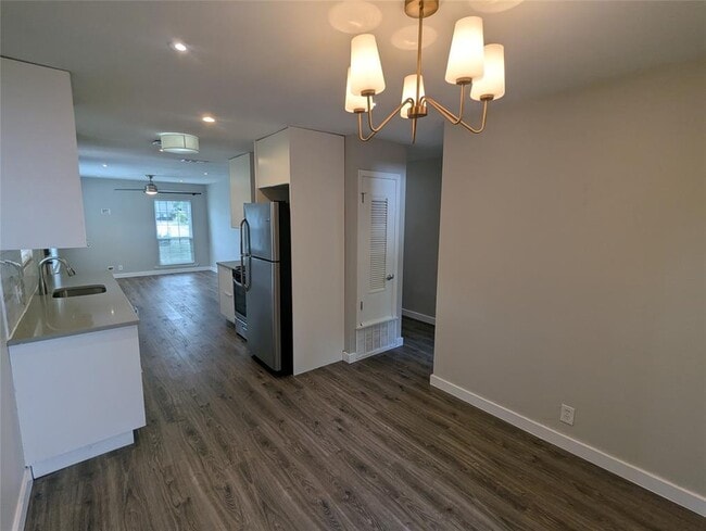Building Photo - 5806 Glenhollow Path