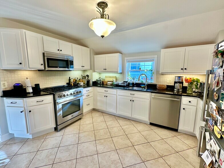 Building Photo - 11 Spring Park Ave