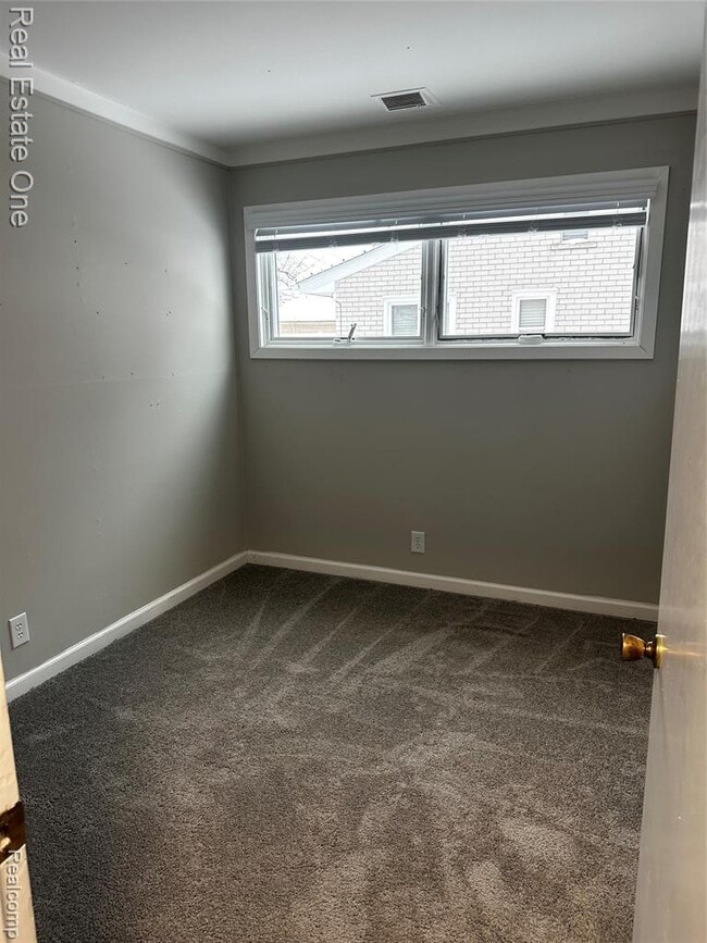 Building Photo - 38 Kenyon Dr