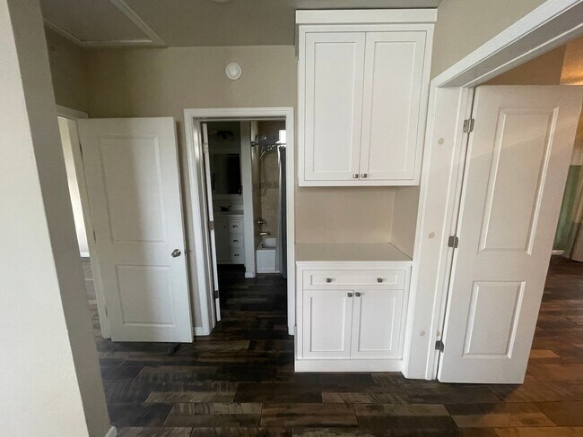 Building Photo - Beautiful 2 Bedroom Home with Large Yard