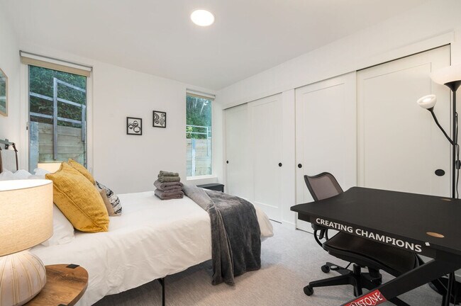 Building Photo - 6125 Sand Point Way NE