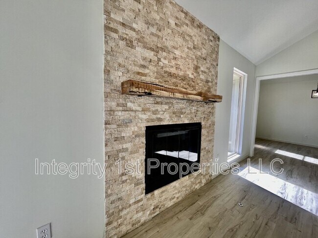 Building Photo - 905 SW Foxtail Dr