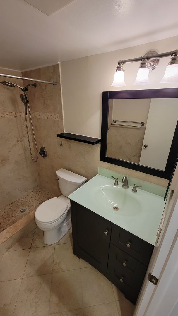 Building Photo - Charming 1BR Condo in Prime Westshore Location – Move-In Ready!