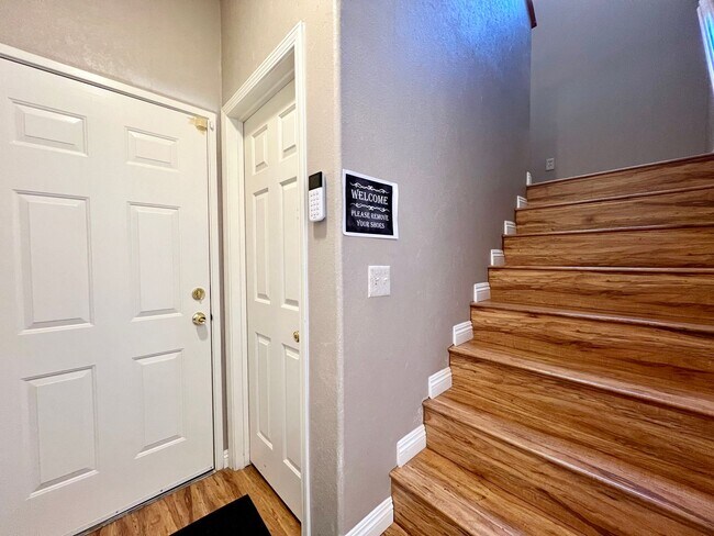 Building Photo - 3555 Meridale Dr
