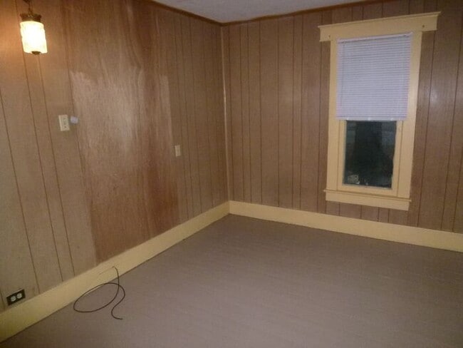 Building Photo - 3 Bedroom Home with Washer/Dryer Hook up