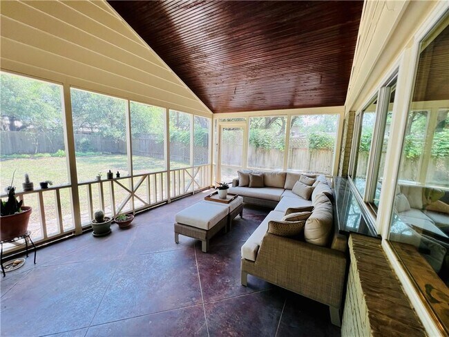 Building Photo - 4004 Hyridge Dr