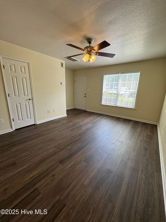 Building Photo - 604 Rainbow Dr