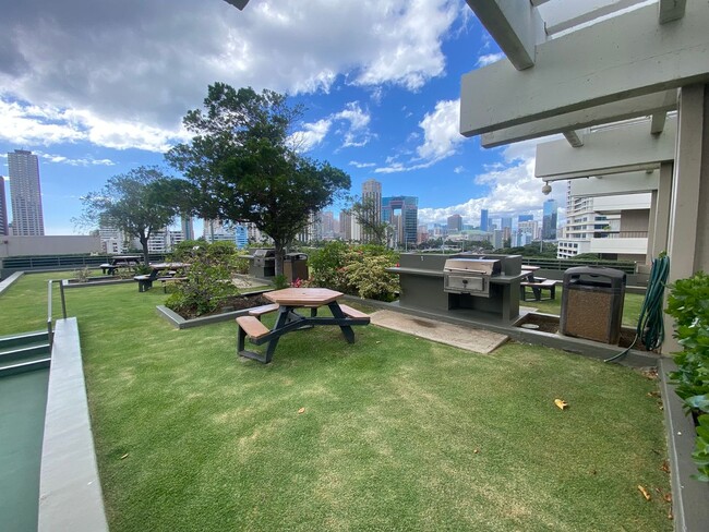 Building Photo - Breezy 1 bed, 1 bath, 1 parking unit with ...