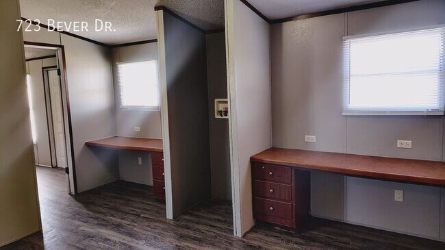 Building Photo - 723 Bever Dr