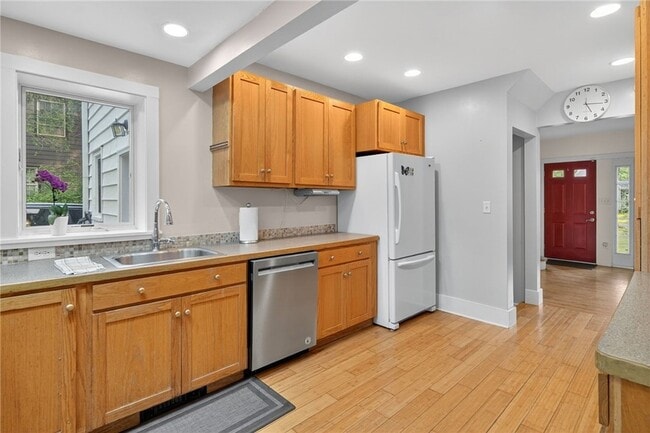 Building Photo - 204 Roat St