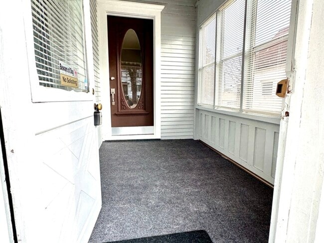 Building Photo - 408 S Gardiner Ave