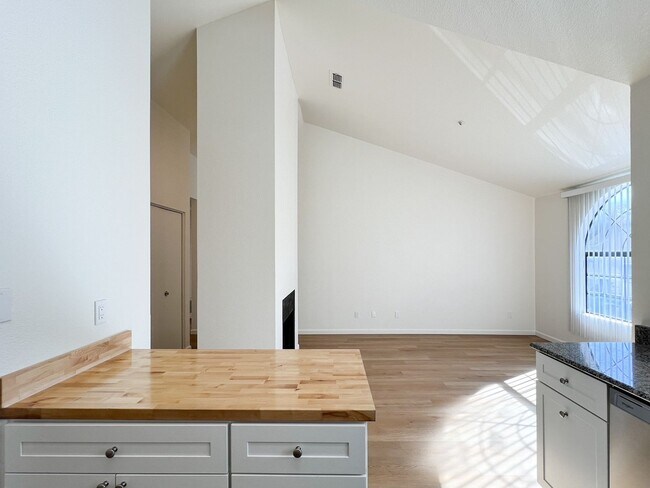 Building Photo - Renovated One Bedroom Condo with Single Ca...