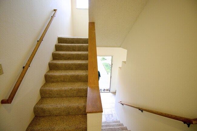 Building Photo - 129 E Court Ln