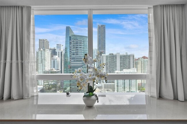 Building Photo - 1435 Brickell Ave