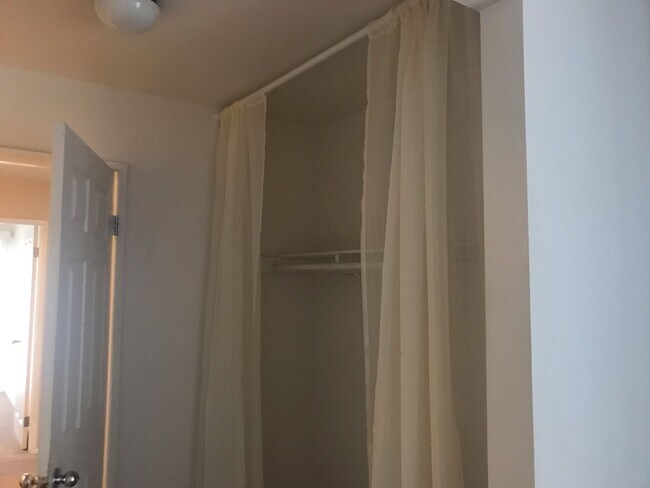 Building Photo - Unbeatable Charm in Camarillo's Colony