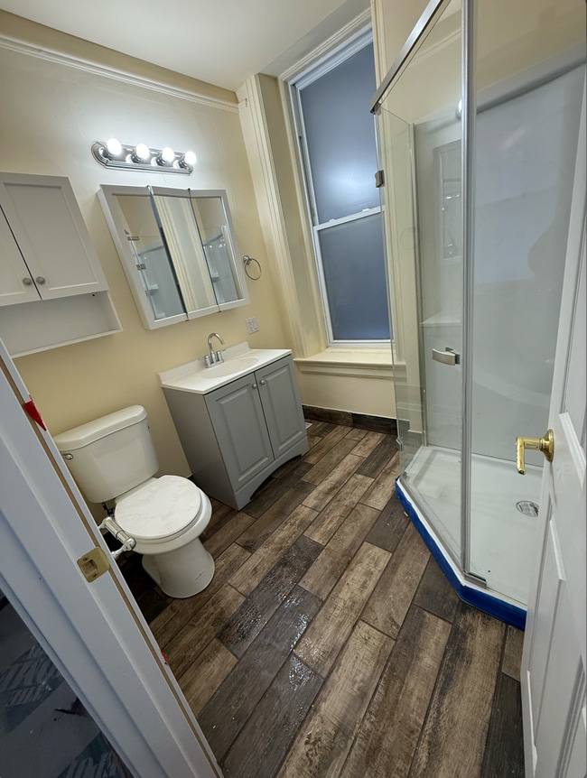 Building Photo - 4-BEDROOM DEPAUL UNIVERSITY APARTMENT – FIRST FLOOR